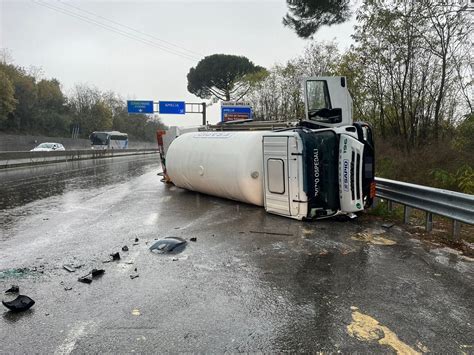 Cisterna si ribalta sul Rato fra Terni e Orte Caos viabilità UmbriaON