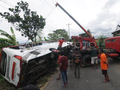 Kecelakaan Tunggal Bus Rombongan Peziarah Antara Foto