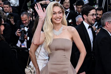 Gigi Hadid En Robe Bustier Nude Zack Posen Et Bijoux Messika