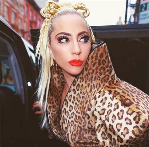 Lady Gaga Usa Um La O De Cabelo Feito De Tran As Durante Passeio Em Ny