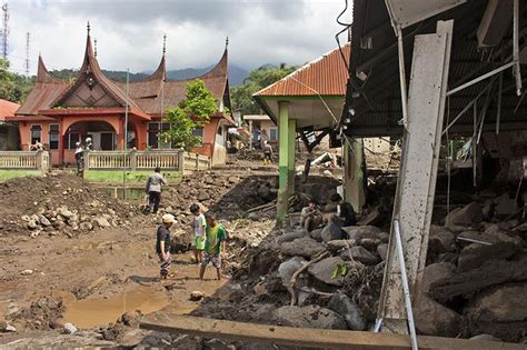 En Indon Sie Le Bilan Des Inondations S Alourdit Morts Monde