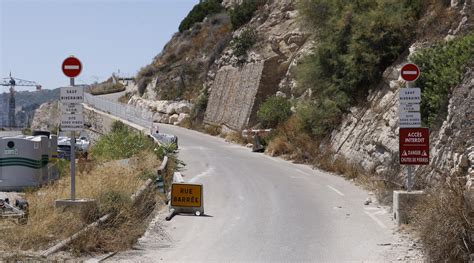 Risque d éboulement aux Riaux la route fermée crispe les riverains