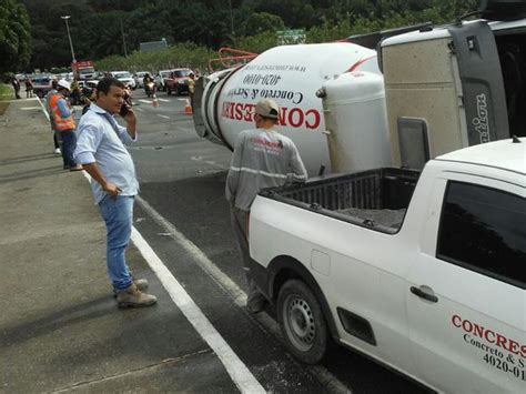 Jornal Correio Caminhão betoneira tomba na Avenida Luis Eduardo Magalhães