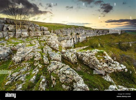 Limestone Pavement Above Malham Cove Yorkshire Dales England Stock