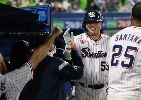 セcsファイナル＜ヤ・神＞3回、村上は逆転2ランを放ちナインに迎えられ笑顔（撮影・村上 大輔） ― スポニチ Sponichi Annex 野球