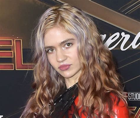 Dlisted | Grimes Claims She Got Eye Surgery To Prevent Seeing Blue Light