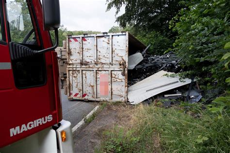 Unfall In Attendorn Fahrer Im Umgest Rzten Lkw Gefangen