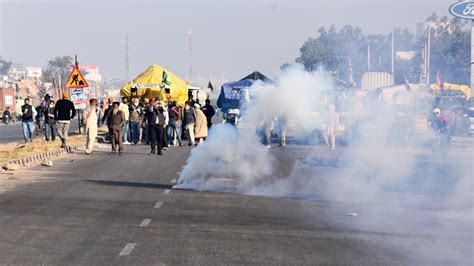 Farmers Protest Tear Gas Shells Fired At Singhu Border Latest News India Hindustan Times