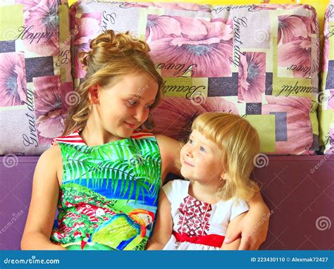 Les Petites Filles Se Regardent Portrait De Deux Soeurs Soeurs Photo