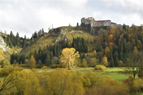 Photos Le Ch Teau De Joux Baign Dans Les Magnifiques Couleurs De L