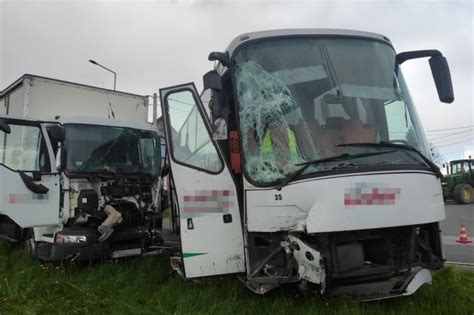 Zderzenie Ci Ar Wki Z Autobusem Szkolnym Dwie Osoby Ranne