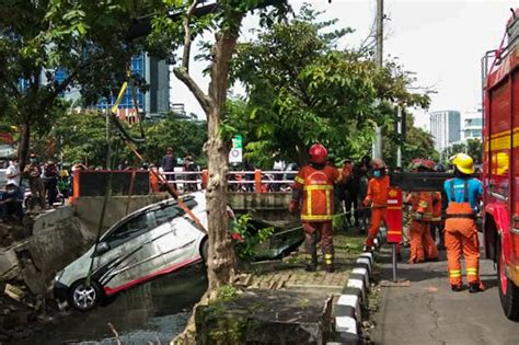 Foto Main Handphone Mobil Terperosok Ke Sungai