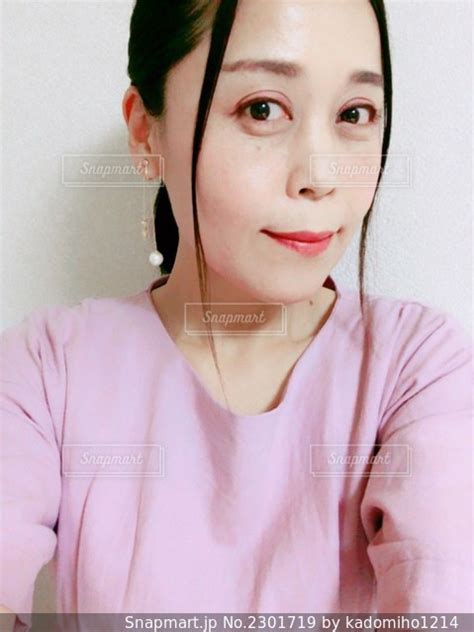 カメラを見ている女性の写真・画像素材 2301719 Snapmart（スナップマート）