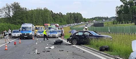 Groźny wypadek na S7 Rozpędzone auto wjechało w nieoznakowany radiowóz