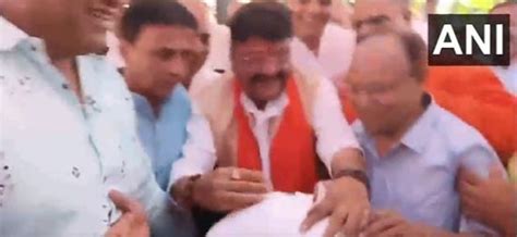 Mp Congress Mla Sanjay Shukla Touches Bjp Leader Kailash Vijayvargiya