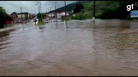 Água invade quiosques e toma conta de avenidas após córrego transbordar