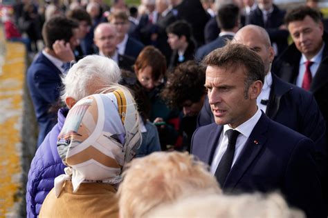 Emmanuel Macron convoque la transphobie l Élysée persiste