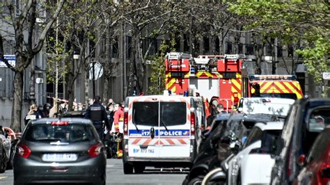 Coups de feu devant un hôpital à Paris un mort et un blessé le tireur