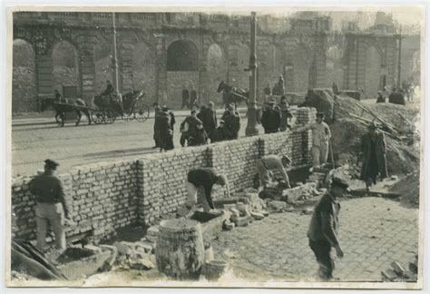 Czarne posępne mury wznoszące się ku niebu Muzeum Getta Warszawskiego