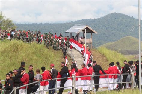 Bendera Merah Putih Sepanjang Meter Berkibar Megah Di Bukit