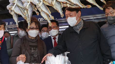 윤석열 가락시장서 민생행보전국민 재난지원금 안 돼