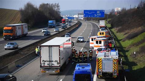 Massen Crash Auf A Zwei Verletzte Nach Unfall Mit F Nf Fahrzeugen