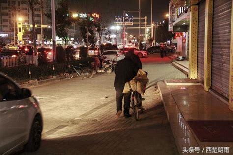 七旬老汉骑行二百里卖花生 住五块钱大通铺 每日头条