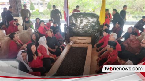 Ganjar Mahfud Dan Pengurus Dpp Pdi Perjuangan Ziarah Ke Makam Bung Karno