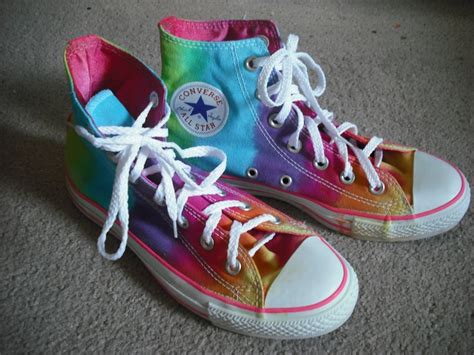 DIY Ideas: Give a New Look to Your Converse - Pretty Designs