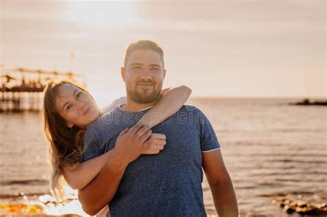 Casal Apaixonado Se Abraçando E Se Divertindo Na Praia Do Mar Brilho