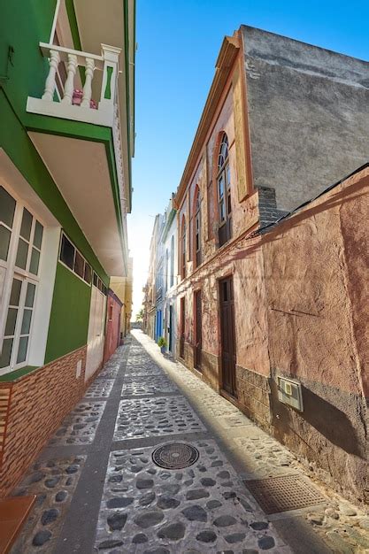 Calle adoquinada vacía en una ciudad turística europea rural un