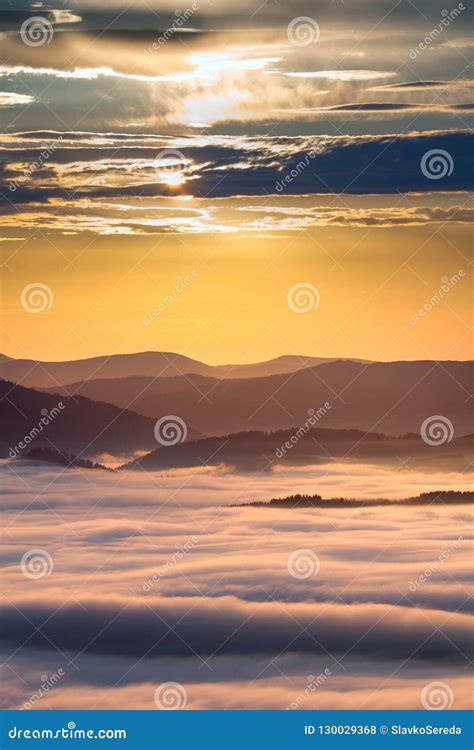 Fenomeno Del Tempo Di Estate Paesaggio Stagionale Con La Nebbia Di