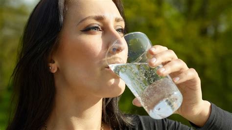 Bere Acqua Frizzante Fa Bene O Male Ohga