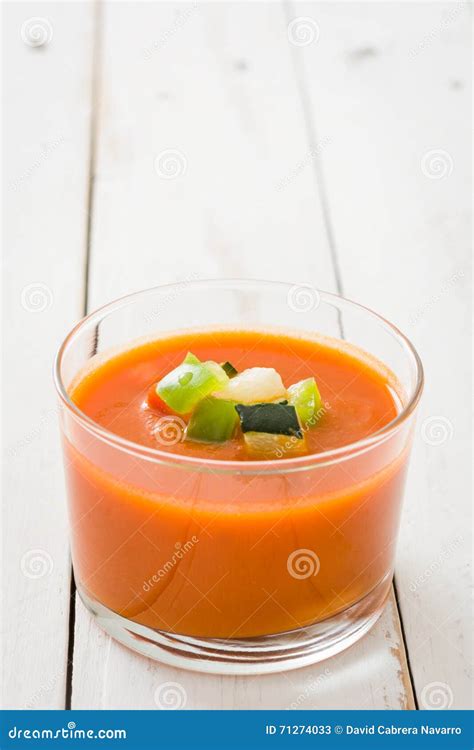 Sopa De Gazpacho No Vidro Na Tabela De Madeira Branca Imagem De Stock