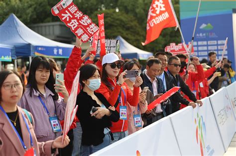 阔别三年九马开跑，祝选手们跑出好成绩！礼兵好帅