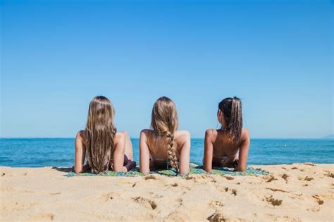 Les Filles Prennent Un Bain De Soleil Photo Gratuite