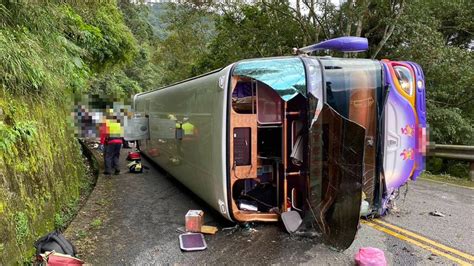 疑煞車失靈！載環保志工遊覽車 擦撞護欄翻覆1死38傷｜東森新聞：新聞在哪 東森就在哪裡