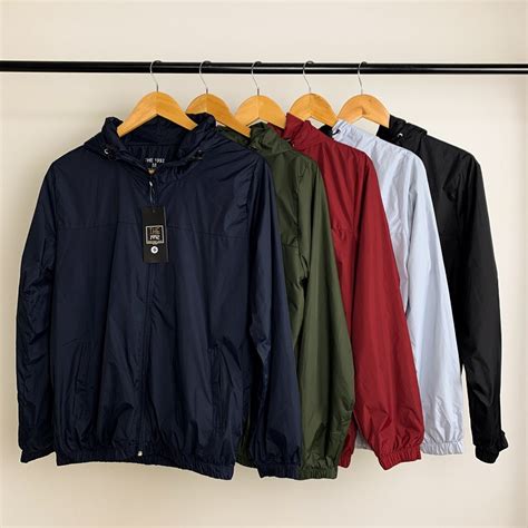 ao khoac gio nam bi quyet bao ve suc khoe khi ngoai troi