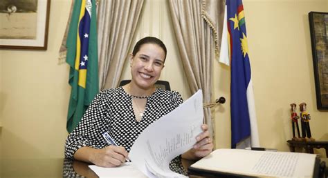 Raquel Lyra Assina Contratos Para Constru O De Moradias Em