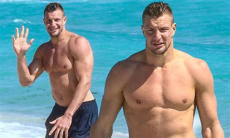 Rob Gronkowski Shows He S Still Rocking The Body Of An Athlete In Miami