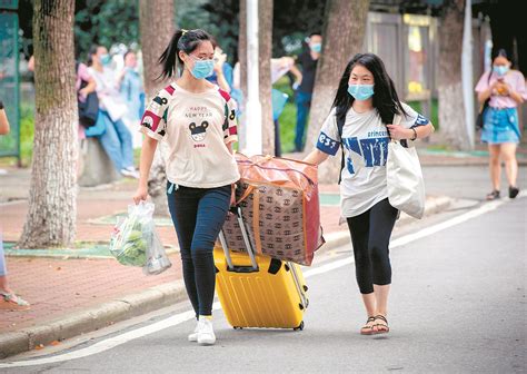 武汉迎秋季学期首批返校大学生 学生们依次扫脸测温验证身份才能进校园 荆楚网 湖北日报网