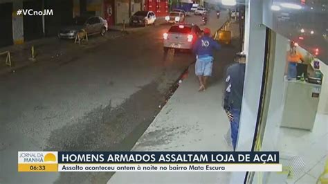 VÍDEO Homens armados invadem lanchonete e assaltam clientes e caixa do