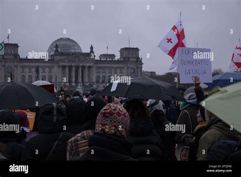 Les Manifestants Se Sont Rassembl S Devant Le Bureau Du Chancelier