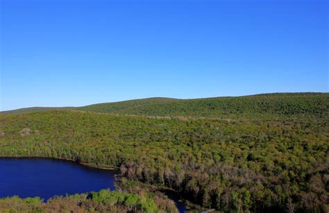 Right end of Lake of the clouds at Porcupine Mountains State Park ...