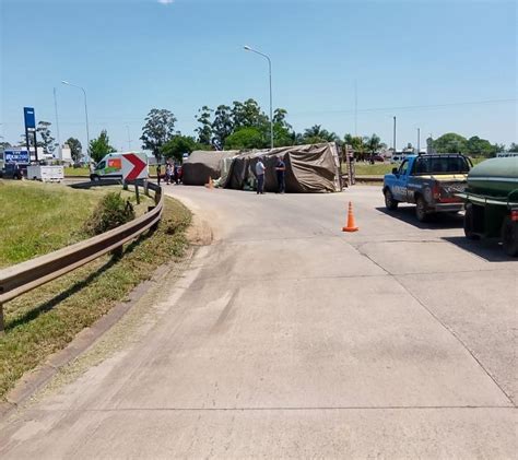 Camión Cargado Con Paquetes De Yerba Volcó En La Rotonda De Ingreso A Federación Chajarí Digital