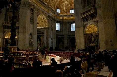 O Amigo Fiel Da Igreja Papa Francisco Celebra Funeral De Bento Xvi