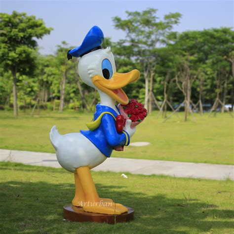 Donald Duck Statue