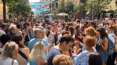 Video Napoli In Festa Per Il Miracolo Di San Gennaro Balli In Strada