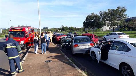 Engavetamento na Ponte JK cria engarrafamento no começo da manhã