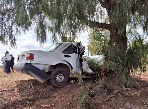 Vehículo se impacta contra árbol dejando un muerto y un herido en